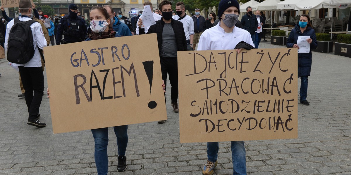 Pracownicy gastronomii wyszli w październiku na ulice i protestowali przeciwko zamykaniu ich biznesów. Nie chcą i nie mogą dłużej czekać, aż rząd ograniczy restrykcje związane z pandemią.