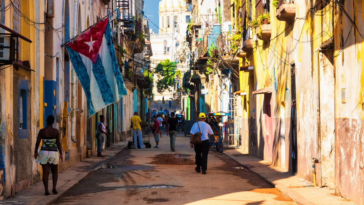 Władze kubańskie postanowiły reaktywować sieć tzw. "hoteli miłości" w Hawanie i innych miastach, które będą oferować zakochanym parom wynajem pokoi na godziny - poinformował tygodnik związków zawodowych "Trabajadores".