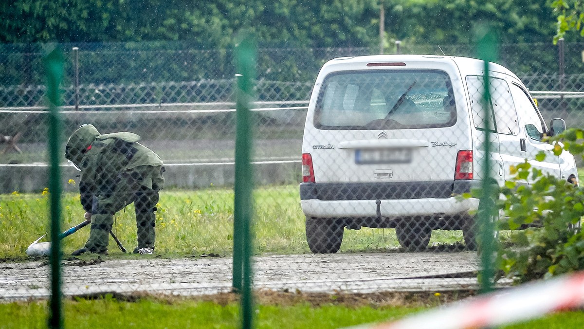 Mąż nauczycielki jest podejrzewany przez mundurowych o podłożenie ładunku wybuchowego pod jej samochód. Dziś po przesłuchaniu może usłyszeć zarzuty i śledczy ewentualnie zadecydują o złożeniu wniosku o jego tymczasowe aresztowanie.