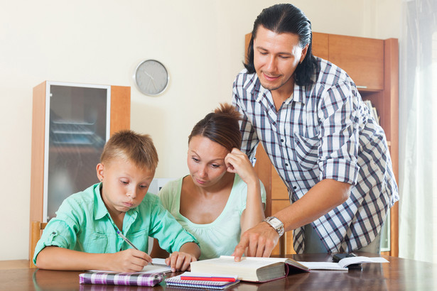 Rodzice pomagający dziecku w odrabianiu lekcji