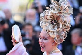 CEO KAN GLEDA U ELENINU FRIZURU i ovako nešto se retko viđa! SRBIJA uživa u njenim eksperimentima sa kosom, njena lepota je zadivljujuća i ne, ovo nije "najluđe" što je prikazala