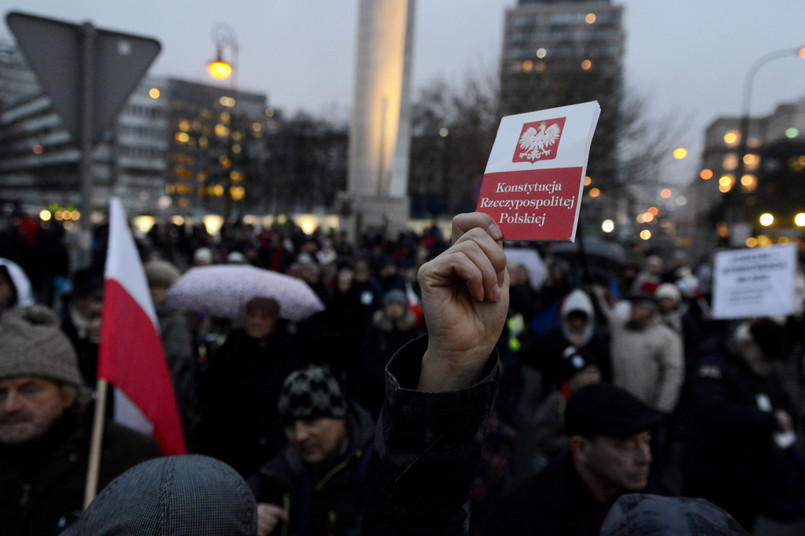 Protestujący mieli ze sobą m.in. egzemplarze konstytucji.