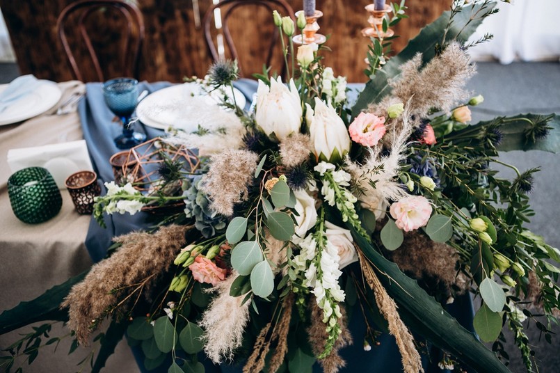 Trawa pampasowa, liście eukaliptusa, eustoma.