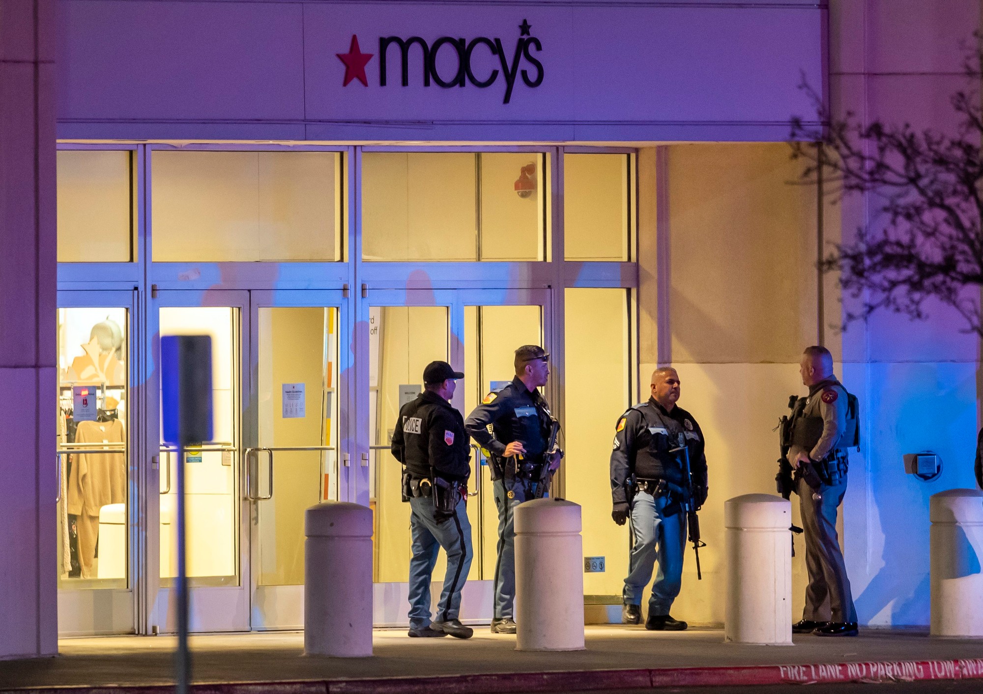 Pri streľbe v nákupnom centre v Texase zomrel človek.