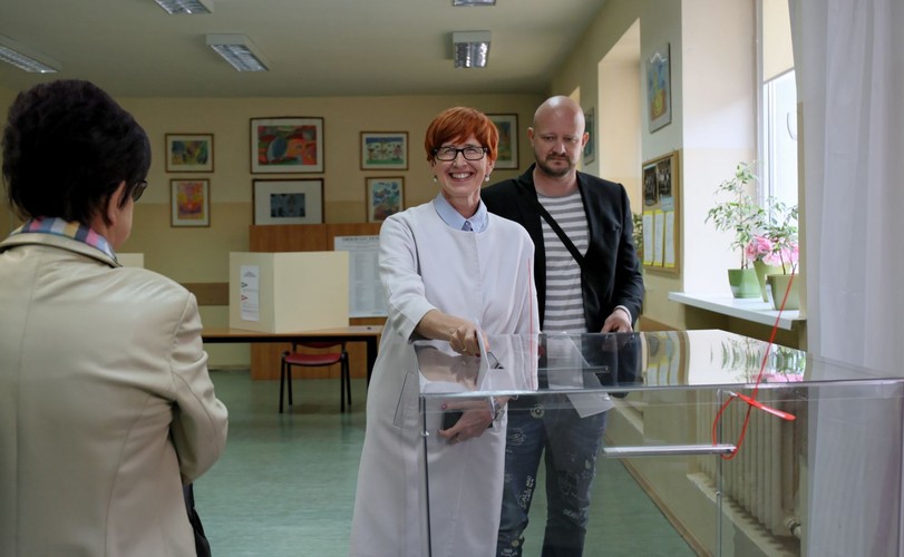 Minister rodziny, pracy i polityki społecznej Elżbieta Rafalska z synem Tomaszem głosują w lokalu wyborczym w Szkole Podstawowej nr 15 w Gorzowie Wielkopolskim