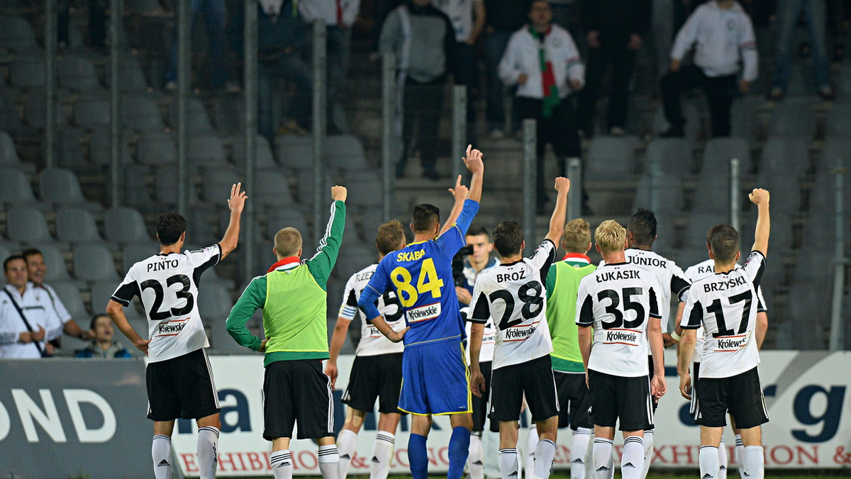 Legia zagrała z Koroną futbol radosny i beztroski. Jakby chorowała na tę samą chorobę co reprezentacja. Czyli potrafi zrobić trochę zamieszania w ofensywie, ale też irytuje chaosem i bezradnością w obronie. Festiwal bramek zawsze kibiców cieszy, bo ludzie lubią takie "szalone" mecze, ale tak się w poważną piłkę w Europie nie gra.