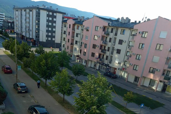 PRVE SLIKE S MESTA PUCNJAVE NA PANDUROVIĆA ISPRED KAFIĆA Ranjen dok je bio s detetom (2), policija BLOKIRALA CEO KRAJ, u toku potera za OVIM MUŠKARCEM (FOTO)
