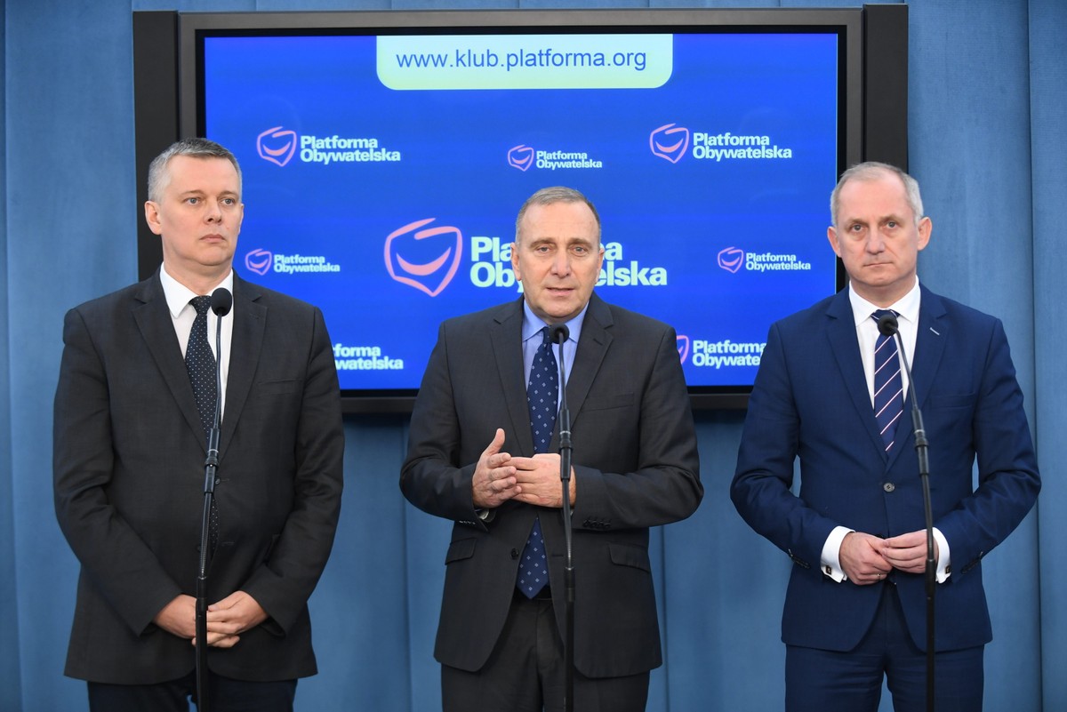 Grzegorz Schetyna, wiceprzewodniczący PO Tomasz Siemoniak oraz przewodniczący klubu parlamentarnego PO Sławomir Neumann