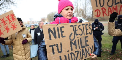 Protesty podczas spotkania prezesa PiS z mieszkańcami Nowej Soli. Kaczyńskiego chronił tłum policjantów [FILM]