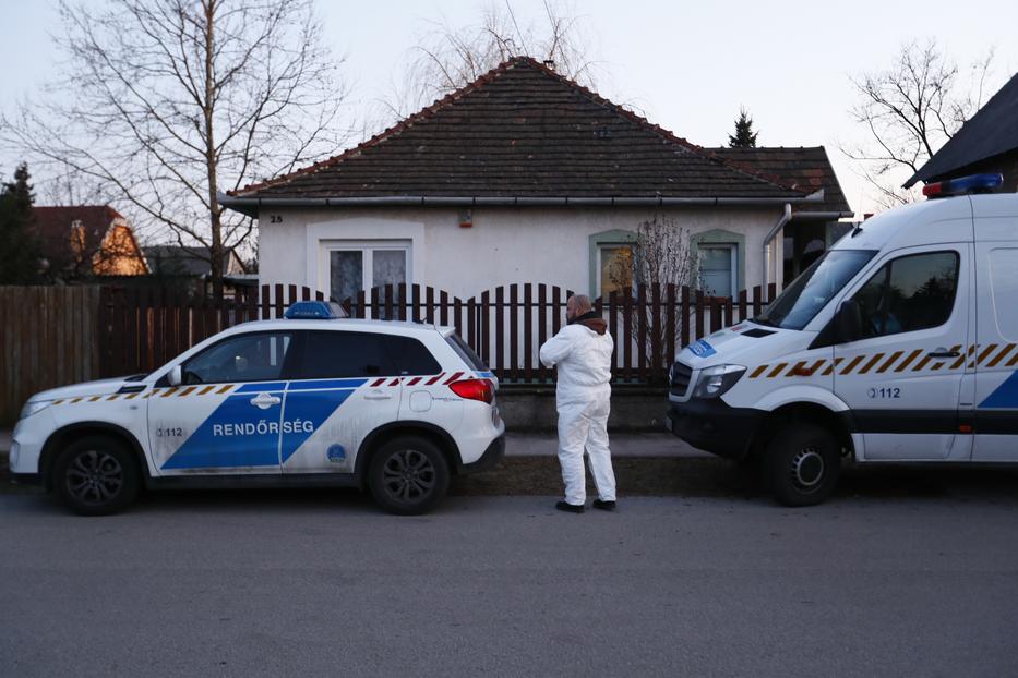 A borzalmas vérfürdő helyszínén órákig rögzítették a nyomokat a rendőrök. /Fotó: Fuszek Gábor