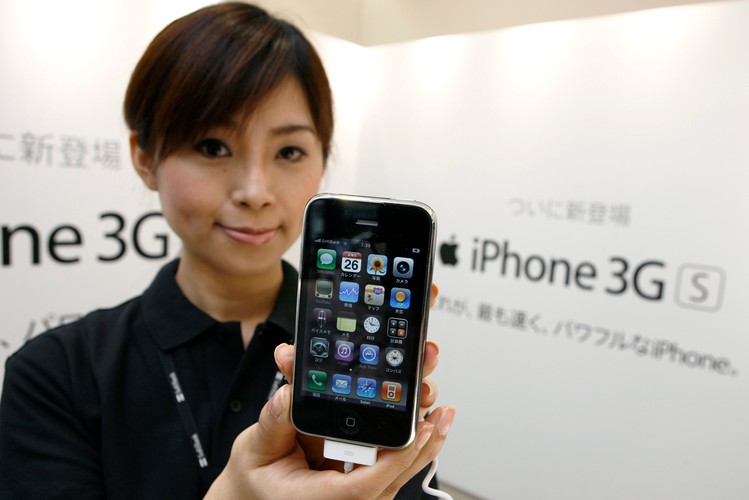 Kolejny model iPhone'a to już zdecydowanie więcej zmian i nowości, które miały na celu poprawę wydajności urządzenia. Smartfon został wyposażony w procesor 600MHz, 256 megabajtów pamięci RAM, bardziej wytrzymałą baterię oraz bardzo dobry - jak na tamte czasy - aparat 3,2 mpx. Tylko w ciągu pierwszego weekendu od premiery, Apple sprzedało ponad milion egzemplarzy iPhone'a 3GS