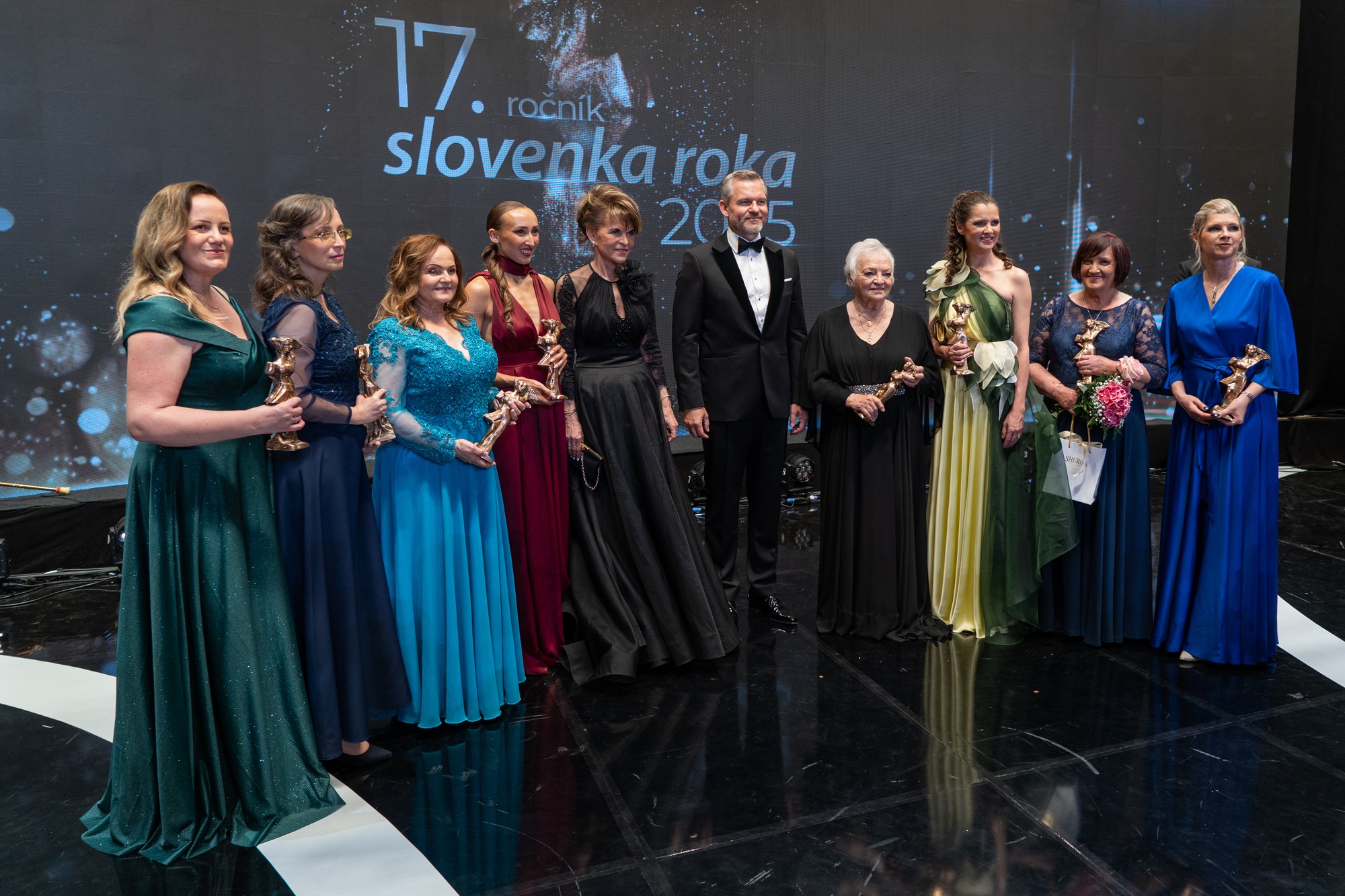 Prezident Peter Pellegrini s víťazkami ocenenia Slovenka roka.