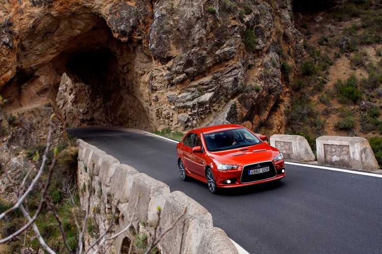 Lancer Ralliart - moc turbo, wyzywające kształty i rudy lakier