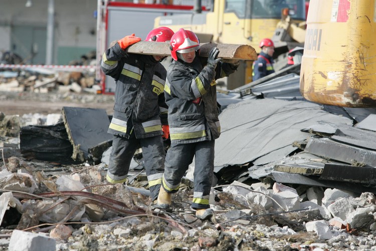 Akcja straży pożarnej na miejscu katastrofy budowlanej