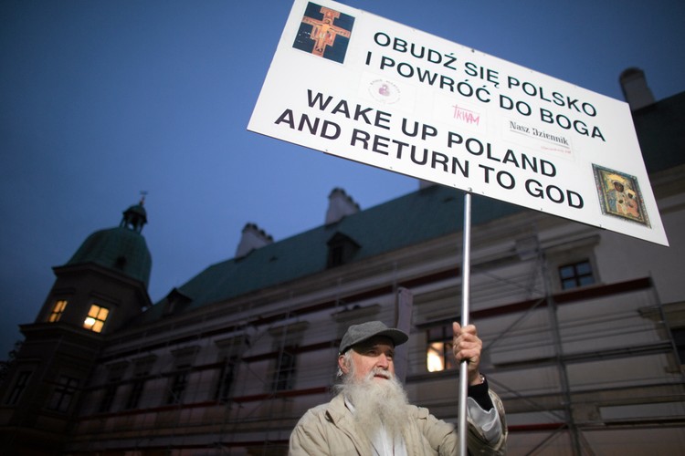 Protest przeciwko filmowi z nagim mężczyzną i figurą Chrystusa