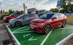 1000 cykli ładowania ze słońca. Volkswagen w Polsce powiększa sieć ładowania elektryków