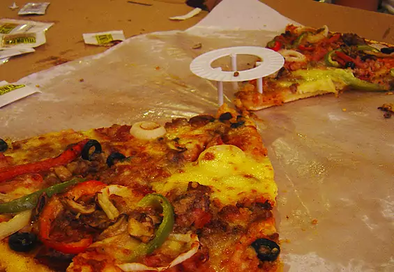 Dostajesz pizzę, a w pudełku jest biały, plastikowy przedmiot. Wyjaśniamy, co to takiego!