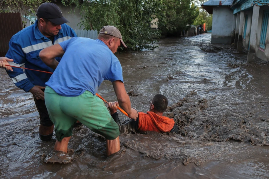Spasavanje stanovnika rumunskog sela Slobozije Konači od poplava | Foto: Reuters