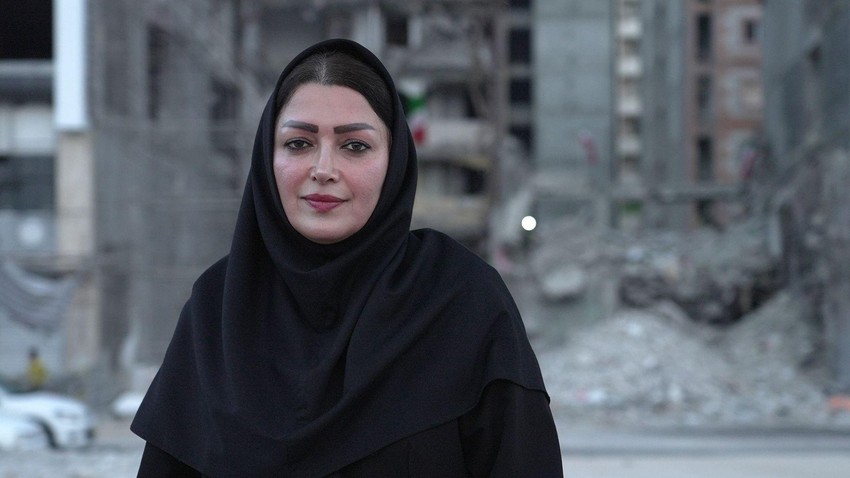 Fatima, 40-godišnja preduzetnica koja je radila u uništenoj zgradi, kaže da su u njoj živele mnoge porodice | Foto: Jack Garland / BBC