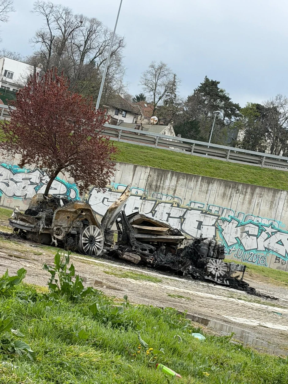 Izgoreo auto kod Mosta na Adi