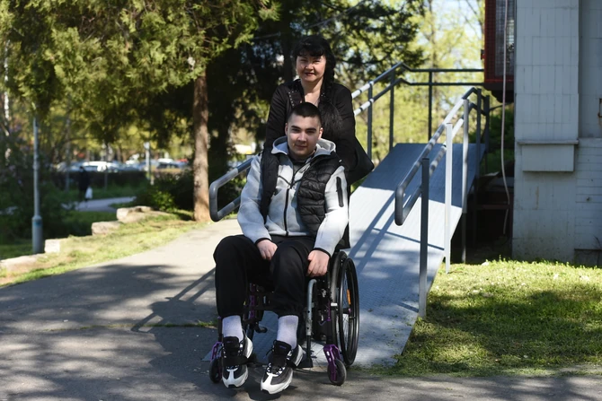 Vasilije sa majkom Đurđicom koja ne gubi nadu da će njen sin ponovo prohodati