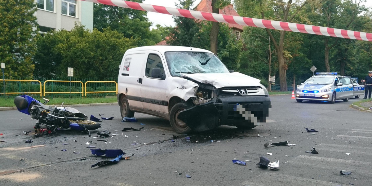 Siła uderzenia była olbrzymia. Motocyklista miał jednak dużo szczęścia. Przeżył wypadek i trafił do szpitala.