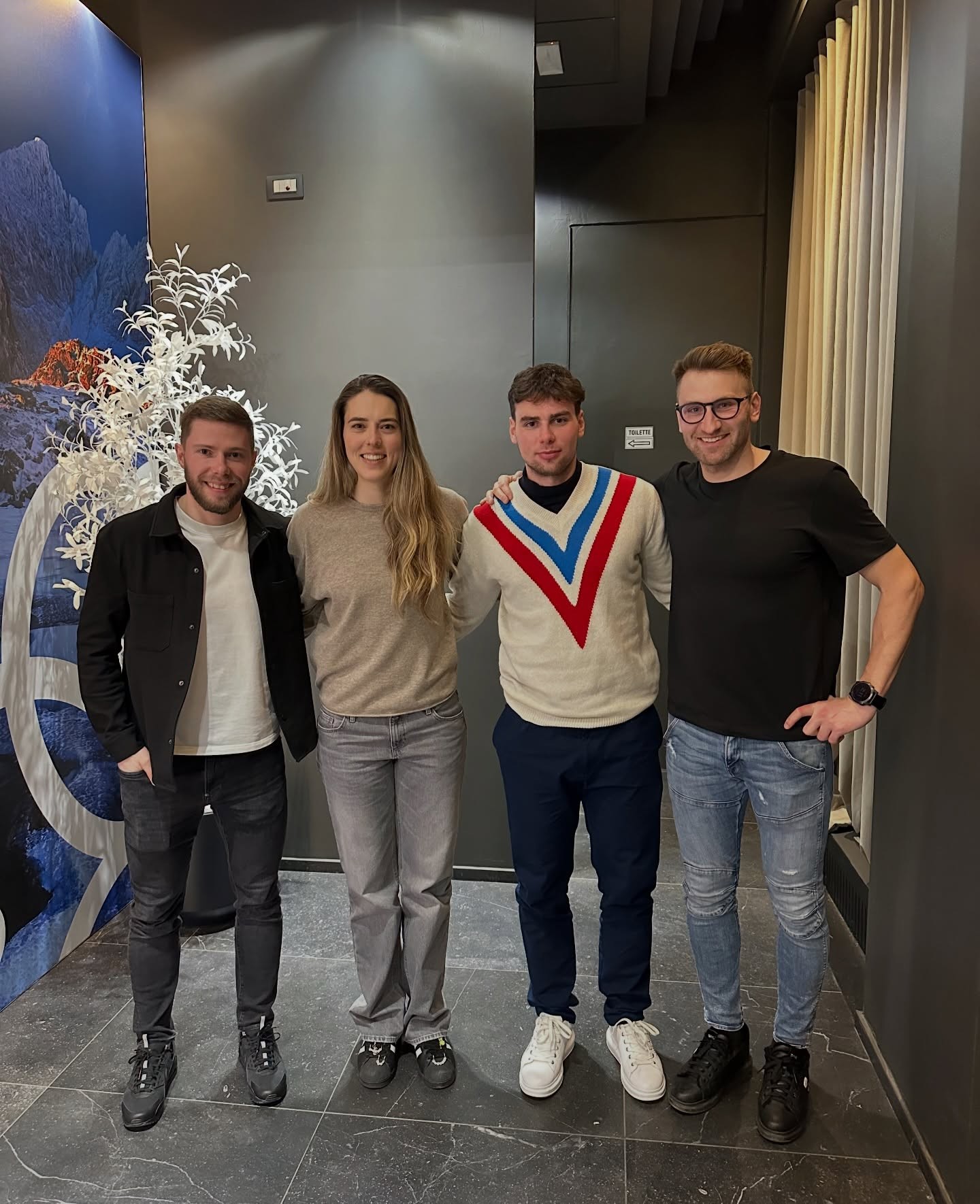 Hokejista Matúš Sukeľ, lyžiarka Petra Vlhová, hokejista Šimon Nemec a kondičný tréner Šimon Klimčík.  