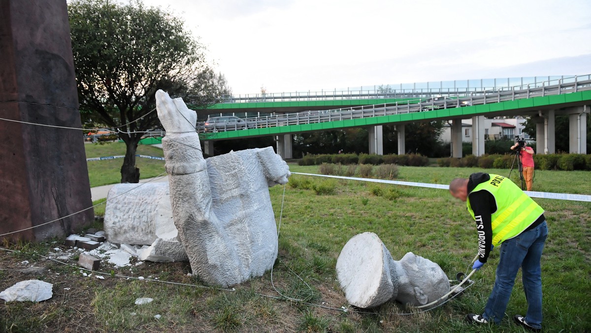 Przewrócony pomnik gen. Zygmunta Berlinga