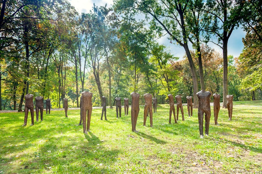 "Caminando", Magdalena Abakanowicz