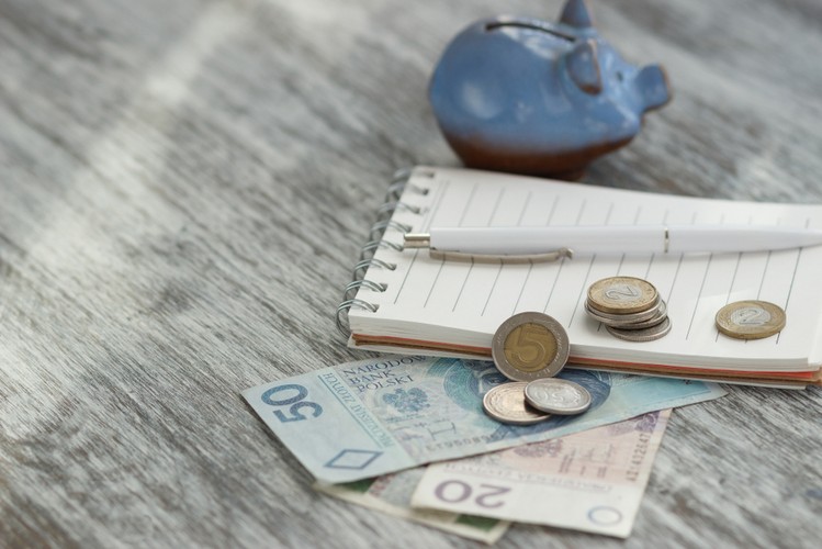 <b>Z płacą minimalną rosną świadczenia</b>
<br>
<br>
Wraz z podwyżką płacy minimalnej wzrosły także niektóre świadczenia, przysługujące pracownikom, w tym dodatek za pracę w godzinach nocnych, który wynosi 20 proc. stawki godzinowej wynikającej z minimalnego wynagrodzenia za pracę, za każdą godzinę pracy w nocy. <a  href=