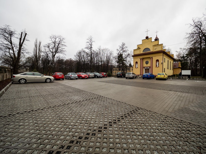 Parkuj i się módl! Niezwykły parking w Łodzi!