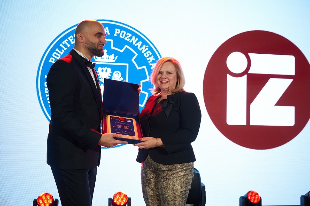 Dr hab. inż. Hanna Włodarkiewicz-Klimek, prof. PP, dziekan Wydziału Inżynierii Zarządzania Politechniki Poznańskiej odbiera Symbol Synergii Nauki i Biznesu 2021 z rąk Jakuba Lisieckiego, dyrektora zarządzającego PubliCity Media Group