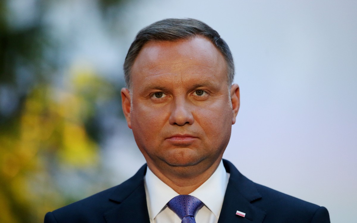 Andrzej Duda wręcza dymisję Jarosławowi Gowinowi. Niepokojące wnioski - Opinie - Vimarsana News