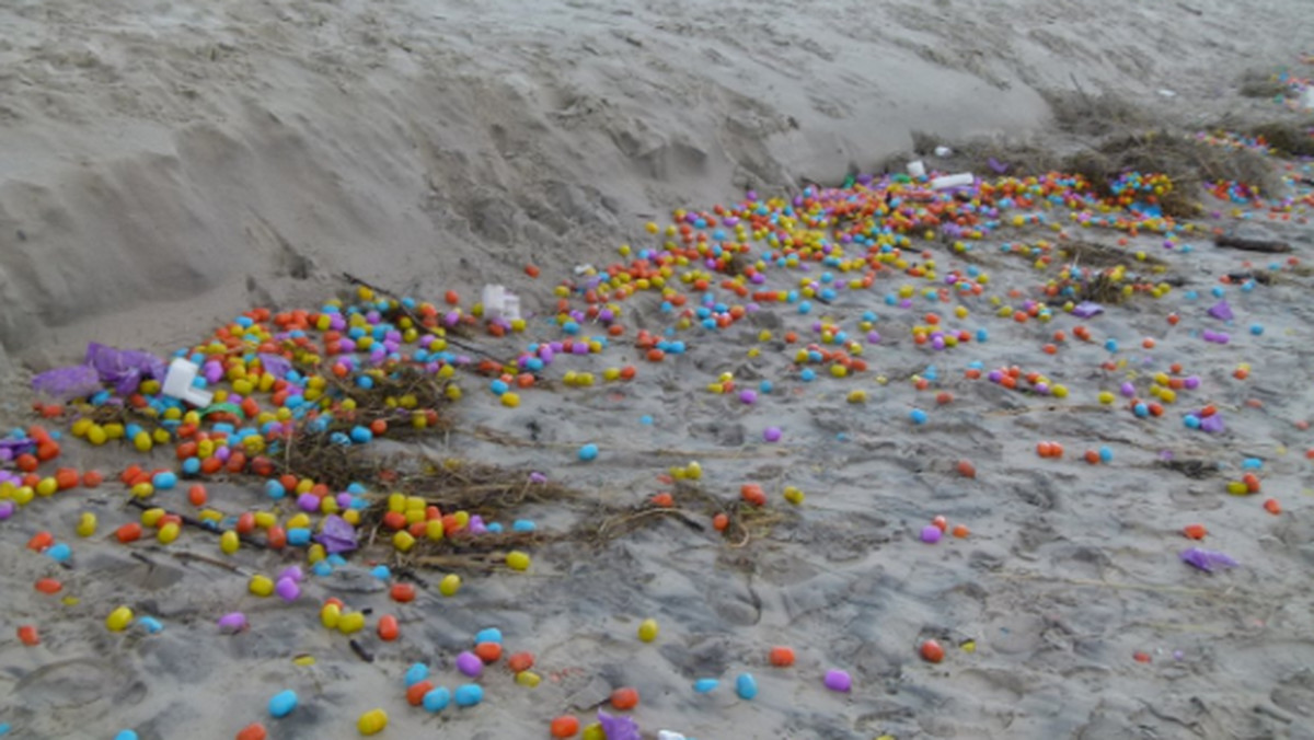 W środę wieczorem duński statek transportowy, wracając z Chin do Danii, musiał walczyć z ogromnym sztormem. W rezultacie stracił pięć kontenerów. Następnego dnia rano dzieci na niemieckiej wyspie Langeoog znalazły na plaży tysiące kolorowych, plastikowych jajek.