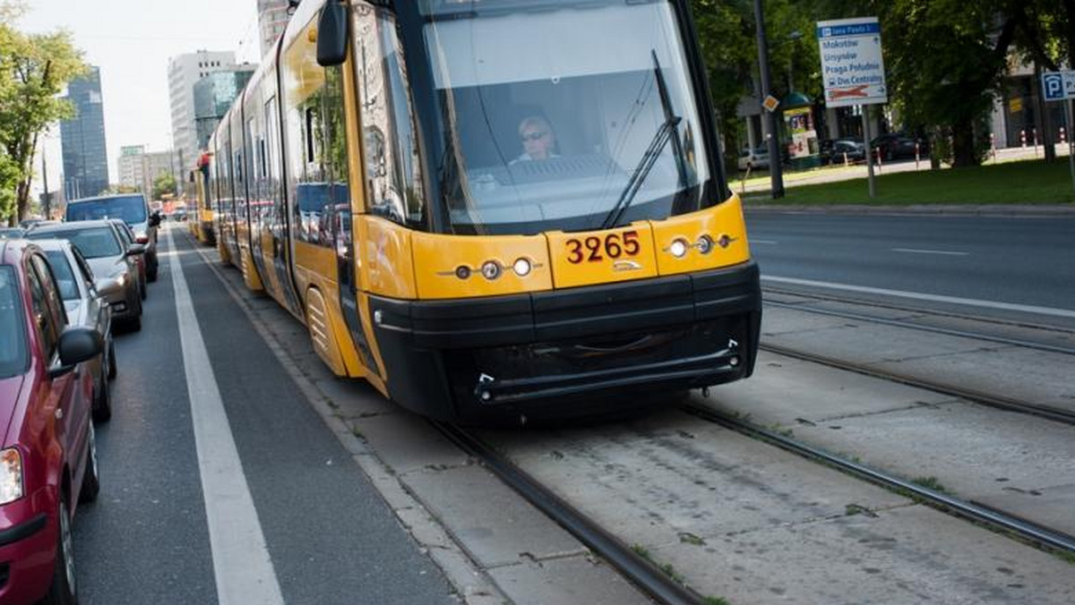 Jezdnia zostanie zwężona, kierowcy będą mieli do dyspozycji tylko jeden pas. Dziś wieczorem wykonawca przebudowy torowiska w al. Jana Pawła II w Warszawie wprowadzi nowe zmiany w organizacji ruchu. Prace remontowe mają się zakończyć za miesiąc.