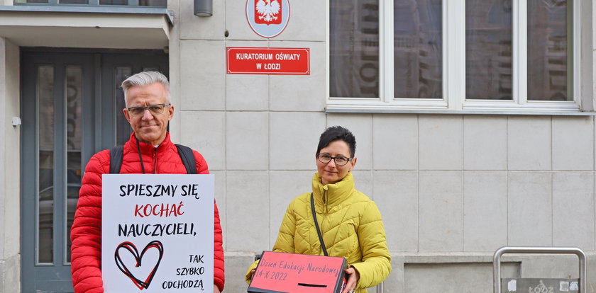 Protest przed Kuratorium Oświaty w Łodzi. Wysyłają kartki do ministra edukacji Przemysława Czarnka. Co piszą?