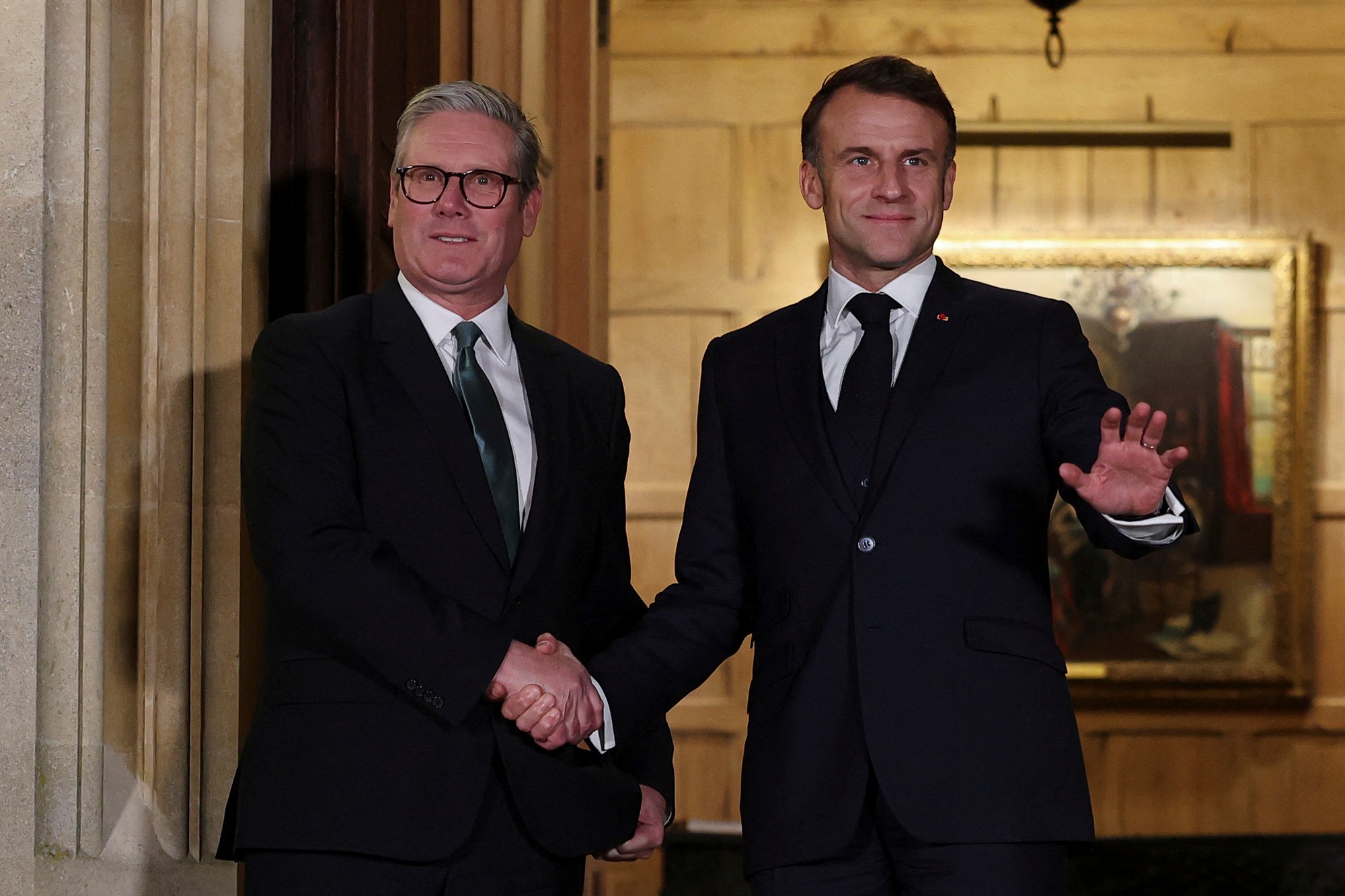 Francúzsky prezident Emmanuel Macron a britský premiér Keir Starmer.