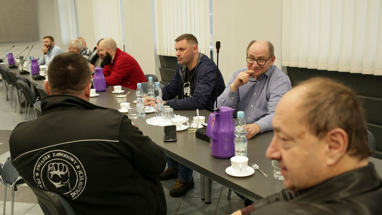 Szef górniczej "Solidarności" Bogusław Hutek (2P) przed rozpoczęciem kolejnej tury rozmów płacowych w siedzibie PGG w Katowicach