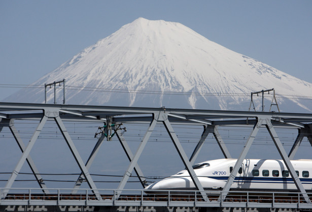 Japoński Shinkansen N700 osiąga prędkość 332 km/h. Fot. Bloomberg.