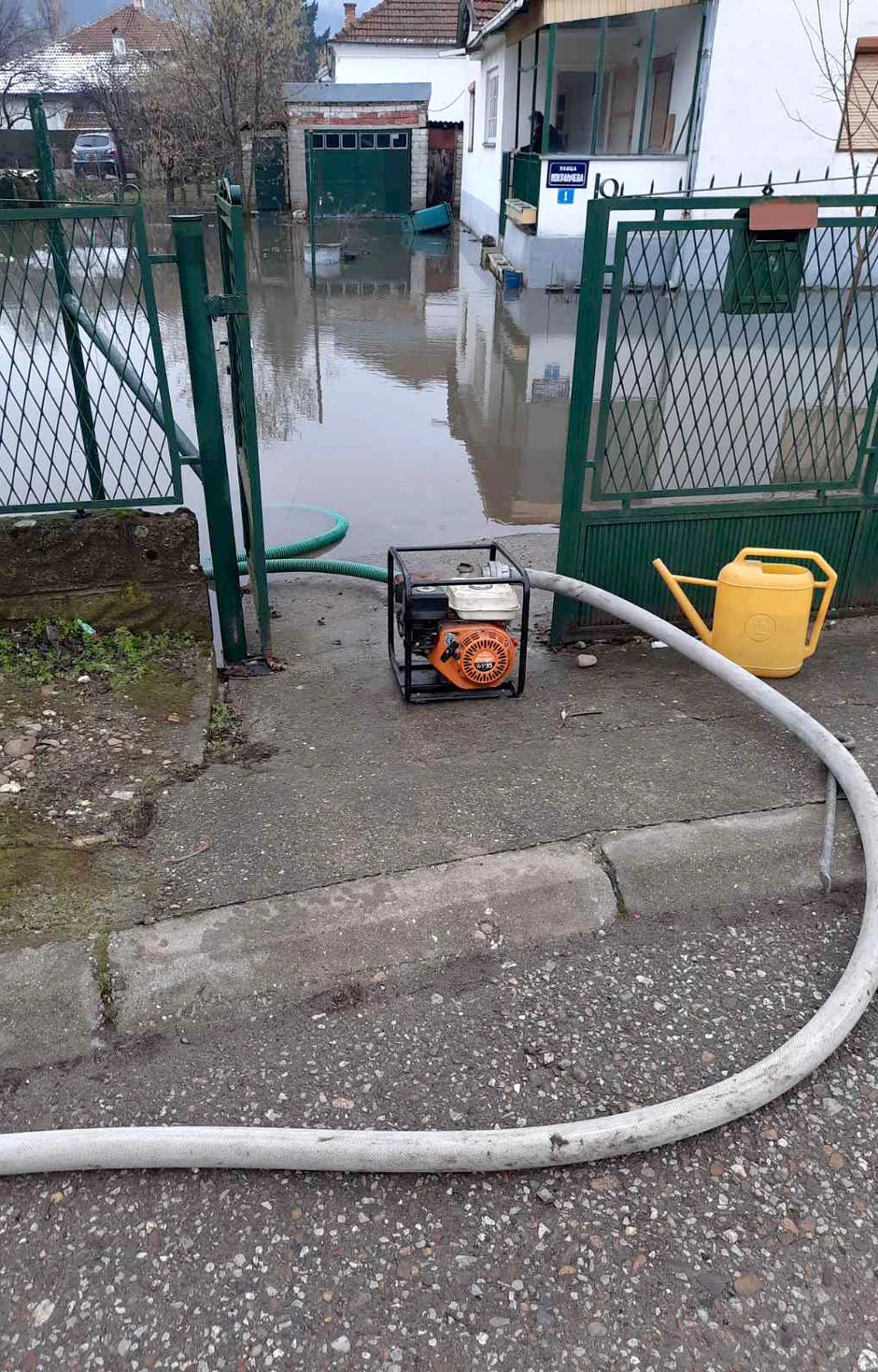Vatrogasci spasioci pomoć stanovništvo poplave poplavljena područja