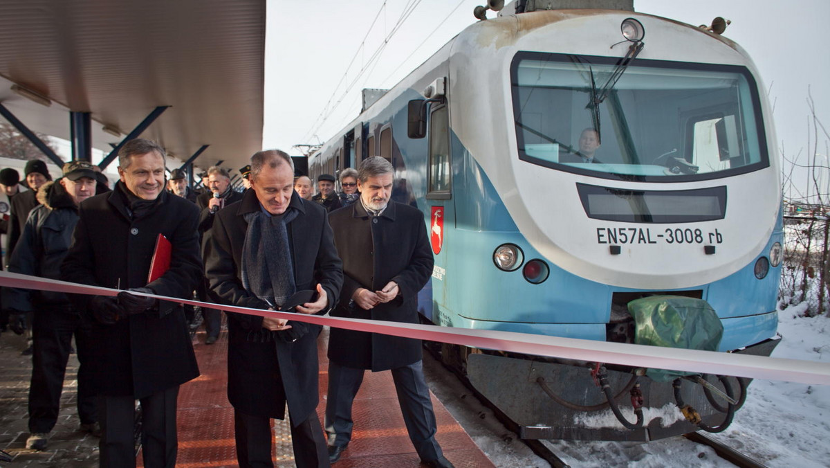 Nowa zelektryfikowana linia kolejowa, dzięki której można dojechać z Lublina do nowego lotniska w Świdniku, została oddana w piątek do użytku. Inwestycja pochłonęła ponad 27 mln zł. Uroczyste otwarcie Portu Lotniczego Lublin odbędzie się w poniedziałek.