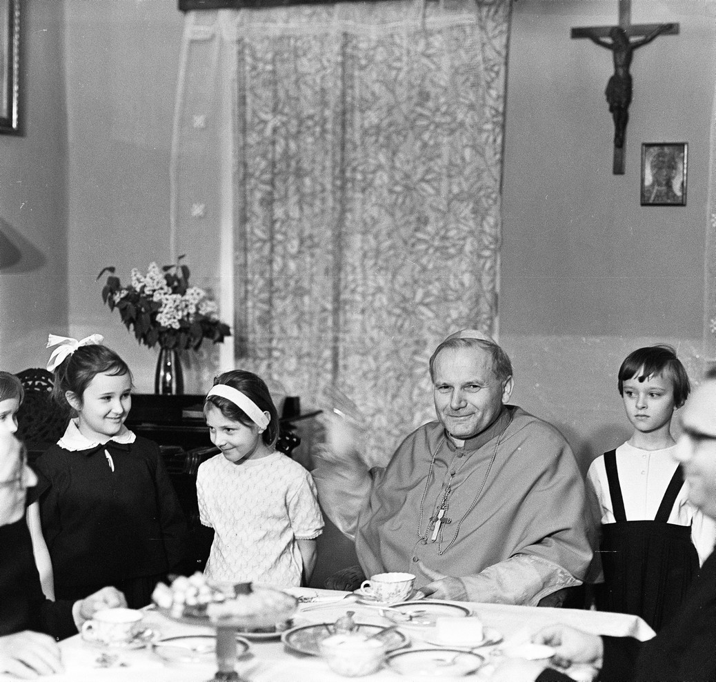 Kardynał Karol Wojtyła podczas spotkania z siostrami zakonnymi i dziećmi, Kraków, lata 70.