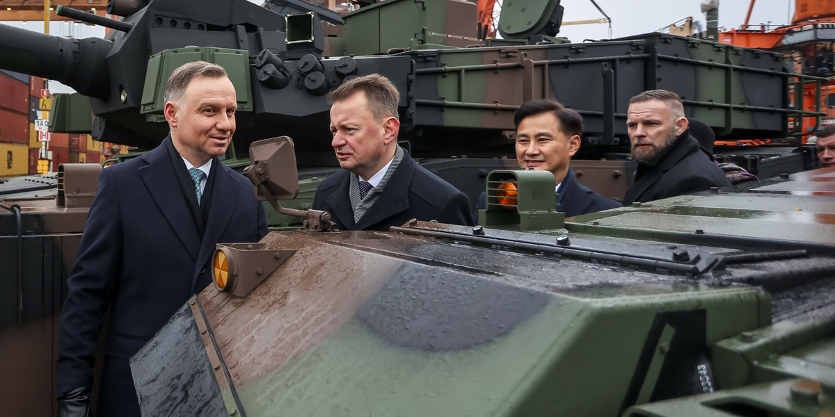 Prezydent Andrzej Duda i minister obrony Mariusz Błaszczak podczas odbioru wojskowego sprzętu produkcji koreańskiej dla sił zbrojnych RP.