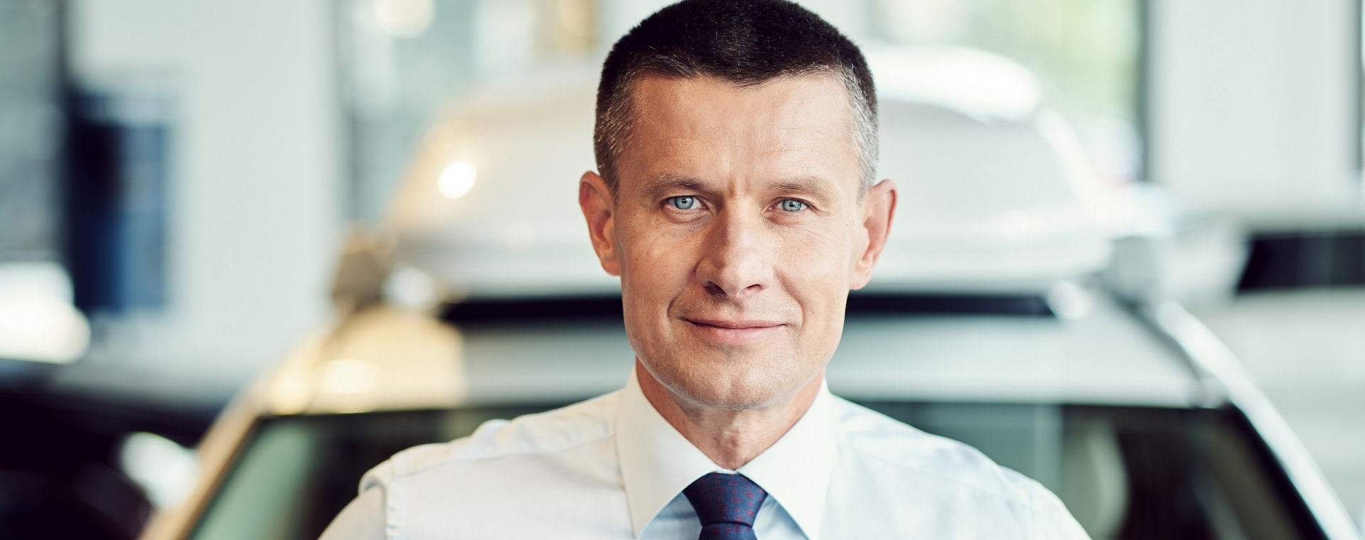 Arkadiusz Nowiński właśnie został głównym liderem regionu EMEA w Volvo Cars. Nam opowiedział, jaka przyszłość czeka motoryzację i jak to jest odpowiadać za kluczowe rynki dla globalnej firmy motoryzacyjnej. 
