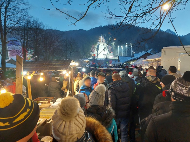 Im bliżej skoczni, tym ścisk byl większy