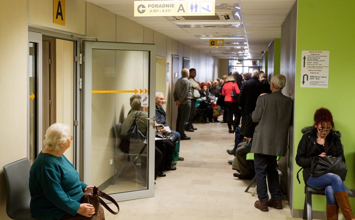 pacjenci czekający w kolejce w przychodni NFZ po zniesieniu skierowań do specjalistów