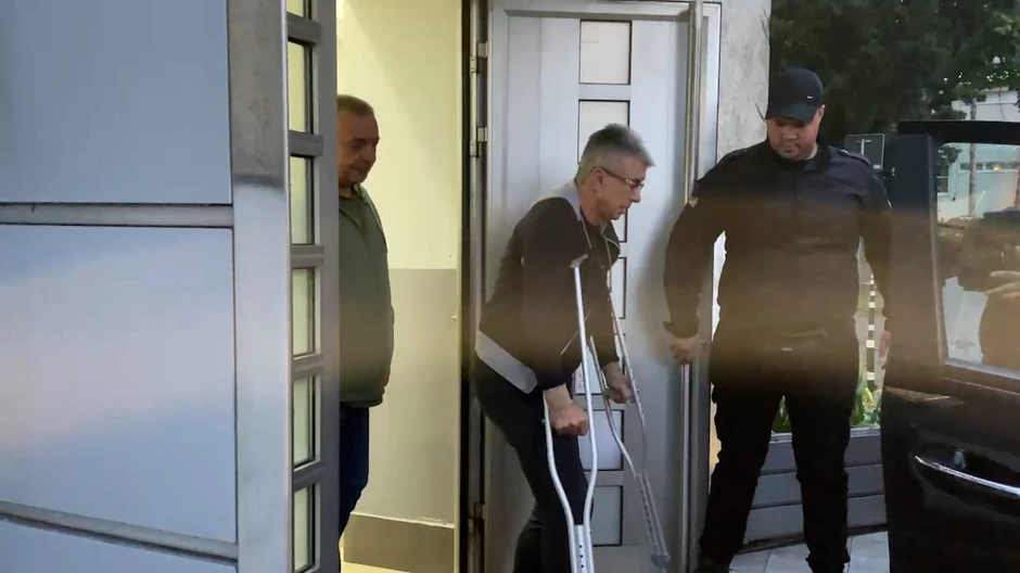 Saša Popović na štakama došao na snimanje Zvezda Granda_MM_01.jpg