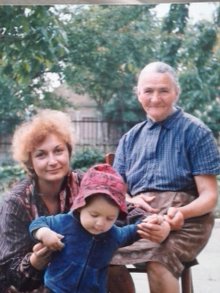 Viktor Lazić sa mamom i bakom Danicom