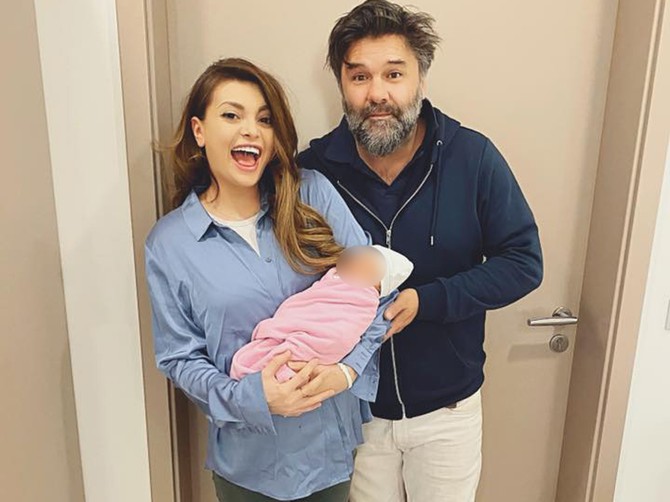 Ela Dvornik sa suprugom Čarlsom Pirsom i drugom ćerkicom
