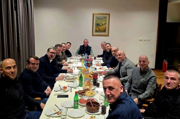 (FOTO) Vučić na večeri sa pripadnicima Kobri: "Uvek su uz mene, znam koliko odricanja zahteva njihov posao i zato ih poštujem"